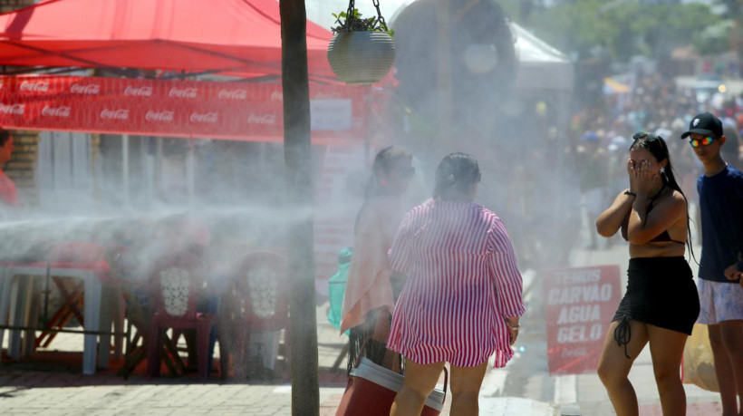 Em Aracati, a folia é refrescada com jato de água.