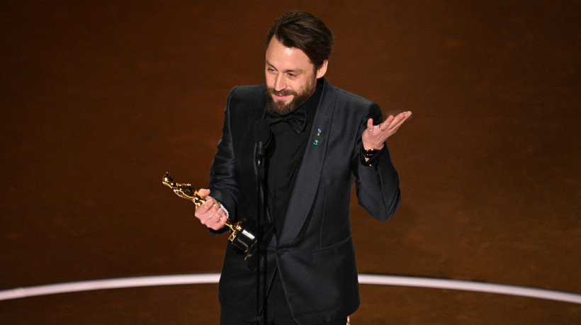 Ao aceitar o Oscar de melhor ator coadjuvante, Kieran Culkin pediu tempo a mais para contar uma história sobre sua esposa, Jazz Charton