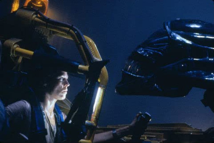 A produção é a continuação do longa ‘Aliens’, de 1979. O primeiro teve destaque, mas a sua sequência conseguiu superá-lo. James Cameron, dirigiu e coescreveu o filme que se caracterizou pela combinação com maestria de ação, ficção científica e terror e assegurou bastante emoção na trama 