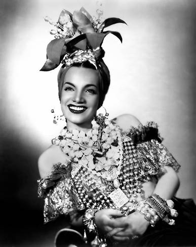 Carmen Miranda- Os mais novos podem não conhecer, mas ela foi a brasileira mais famosa no exterior nos anos 1940 e 1950. Portuguesa, veio para o Brasil com 1 ano de idade.  Cantora de sucesso, passou a atuar em filmes brasileiros e ganhou convite para trabalhar em Hollywood.