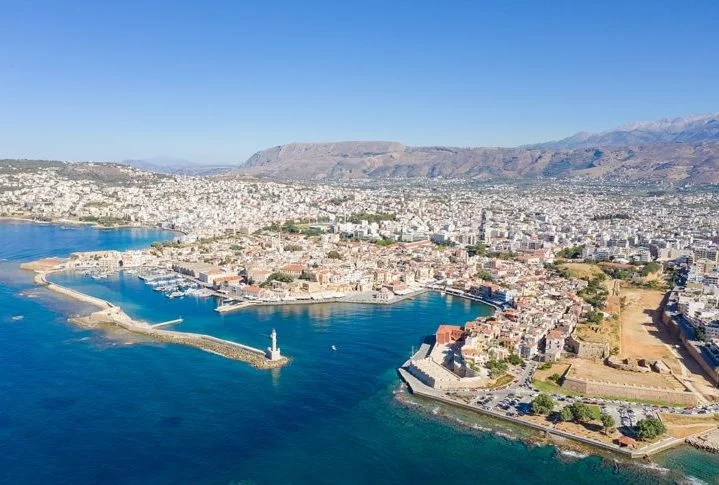 Já Chania, a segunda maior cidade de Creta, é conhecida por seu porto veneziano e suas ruas estreitas. Rethymno é outra cidade histórica com um belo centro medieval.