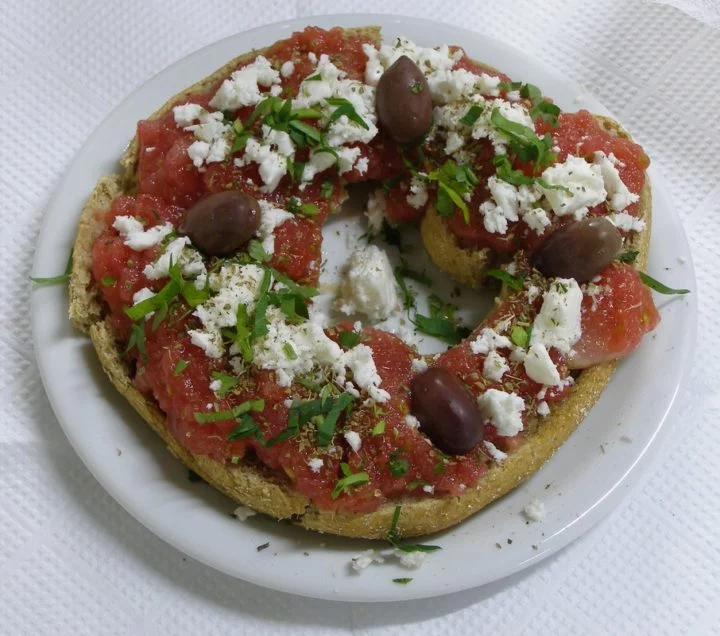 Um dos dos pratos típicos mais conhecidos de Creta é o dakos, uma salada com tomate, pepino e queijo feta.