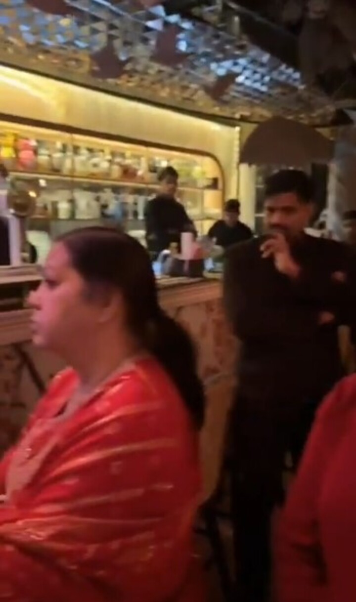 Um desentendimento sobre um prato de comida virou caso de polícia na Índia. O caso ocorreu no restaurante Lane, na cidade de Meerut, e envolveu uma família vegetariana que queixou-se de ter recebido frango assado no lugar do pedido original.
