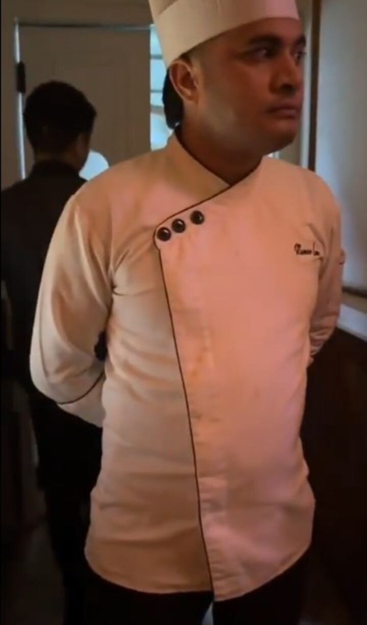 Segundo os clientes, apenas ao provar a comida eles notaram que não era vegetariana. O garçom e o gerente do restaurante se desculparam pela confusão, mas, revoltada, a família prestou queixa na delegacia argumentando que o estabelecimento quis “corromper sua religião”
