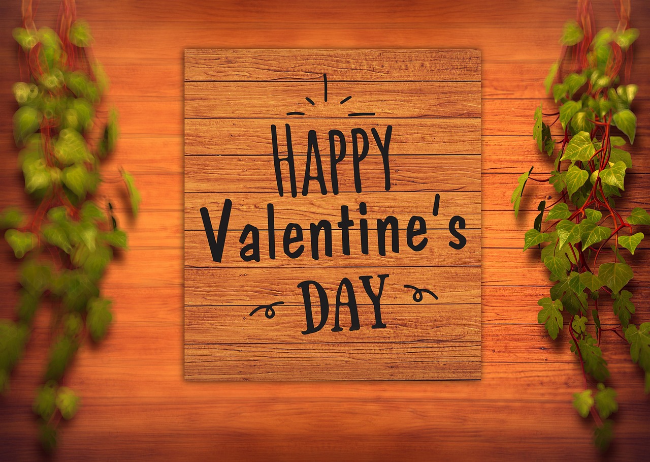 E as celebrações variam de acordo com costumes de cada país. Nos Estados Unidos, é comum que parentes e amigos também troquem presentes nessa época. Não apenas as pessoas envolvidas romanticamente. O dia serve como demonstração de afeto de maneira geral. 