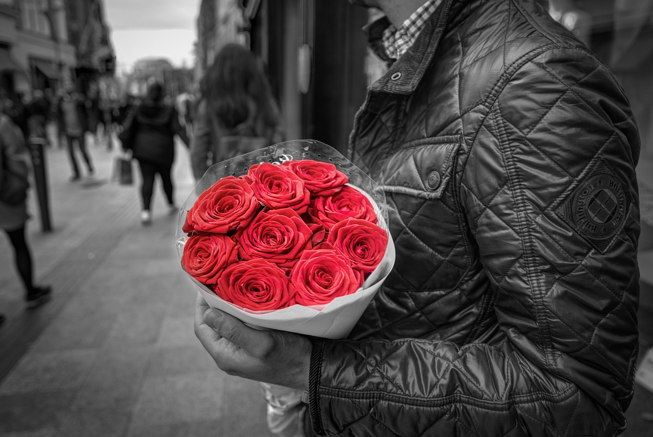 Curiosamente, as rosas vermelhas são muito procuradas, em diversos países, com o sentido de um presente romântico. É que a rosa é a flor associada à Deusa do Amor, Vênus, na Mitologia. E o vermelho é a cor que simboliza o amor e a paixão.