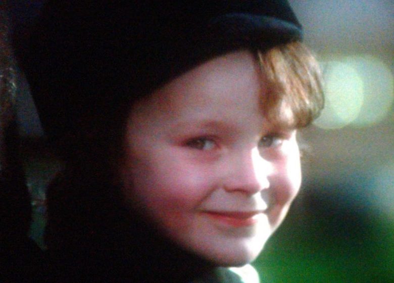 Um padre que sabe da verdade sobre Damien alerta um cético Robert sobre o que seu filho realmente é. Robert só começa a acreditar no aviso após uma série de mortes. Em termos financeiros o filme foi um sucesso. Tendo um orçamento de US$ 2,8 milhões, ele lucrou globalmente US$ 60 milhões, segundo o Box Office Mojo