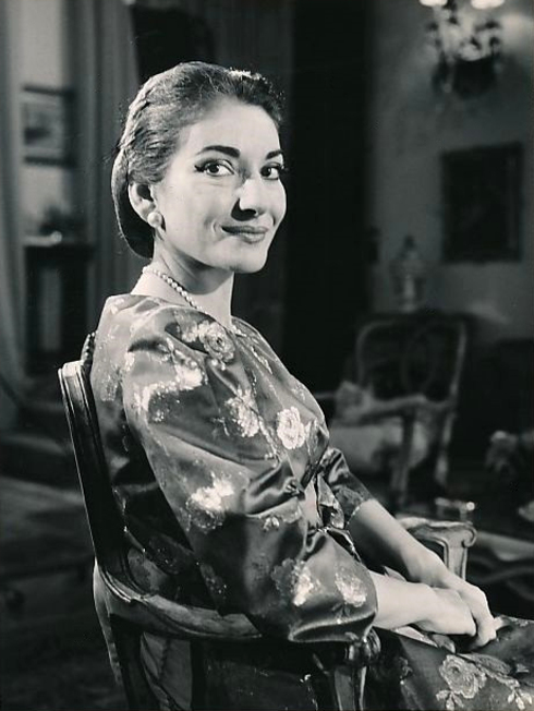 No filme, Jolie interpreta os últimos dias de vida da cantora de ópera greco-americana Maria Callas (foto), que ficou conhecida como uma das mais célebres sopranos do século 20. 