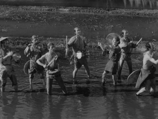 A obra é apontada como o primeiro filme sobre samurais da história, tem personagens inesquecíveis, enfrentamentos épicos e um enredo cativante. O renomado cineasta japonês Akira Kurosawa assina a direção desse filme, que é considerado o grande trabalho de sua carreira 