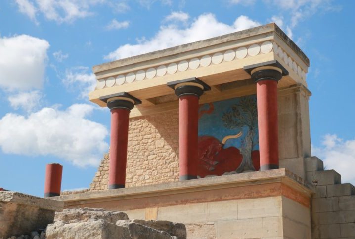 Portanto, se você pensa em visitar Creta, considere dar um pulinho no Palácio de Cnossos, um mergulho na Praia de Elafonisi, fotos na Cidade de Chania e na Vila de Anopoli e um passeio cultural pelo Museu Arqueológico de Heraclião.