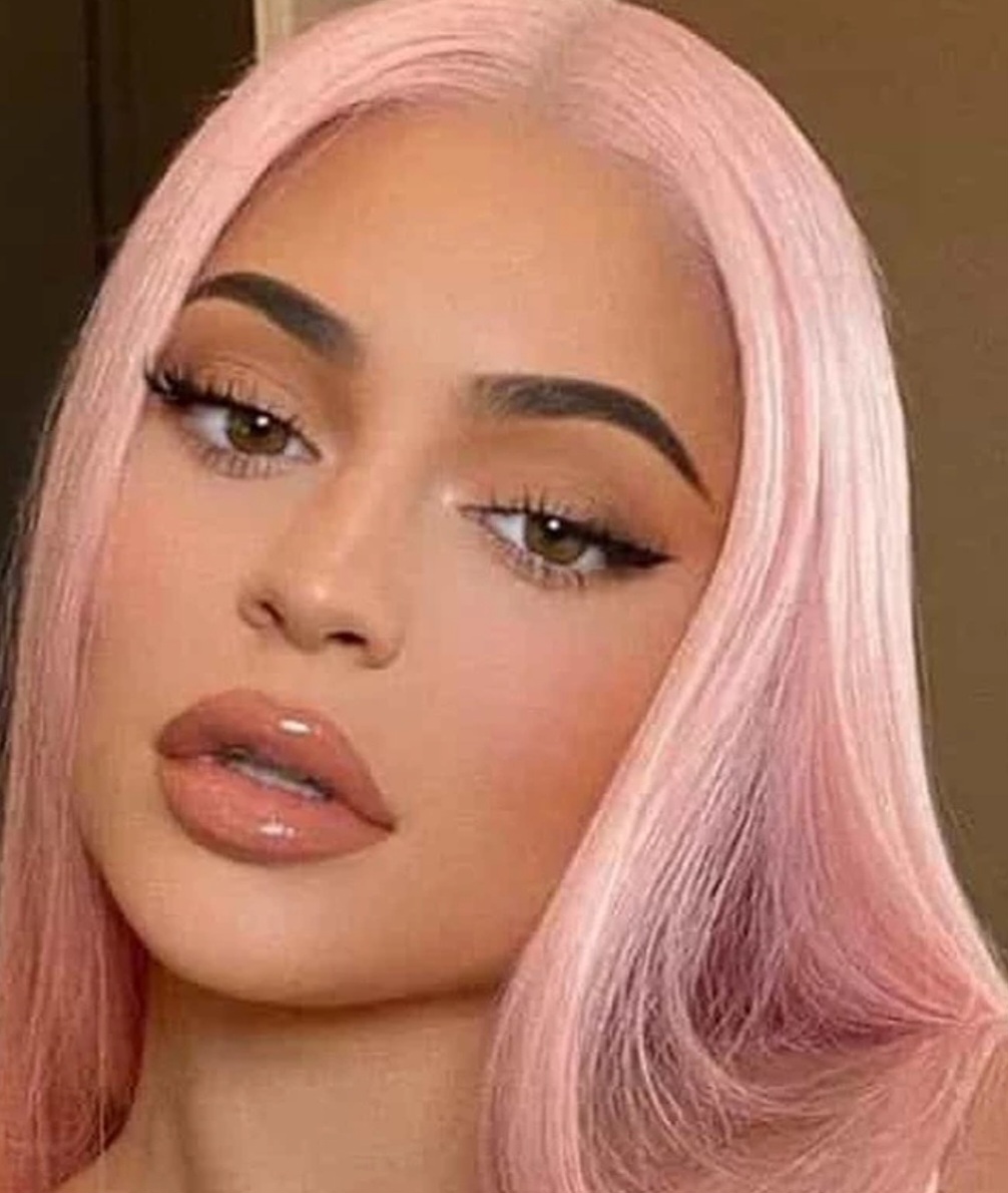 Kylie Jenner é uma empresária, influenciadora e socialite norte-americana, que se destacou por participar no reality show Keeping Up with the Kardashians, que mostra o dia a dia da família Kardashian.