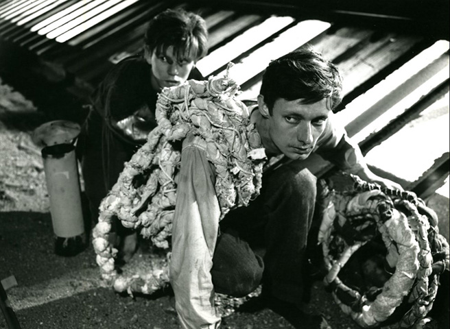 A trama foi reconhecida como modelo no gênero pelo excelente trabalho do seu diretor, o francês Robert Bresson, ao unir tensão e ótima construção. Ele também tem como referência a direção em ‘O Batedor de Carteiras’. O ator François Leterrier, de ‘Golpes da Vida’, interpreta o ativista francês encarcerado 