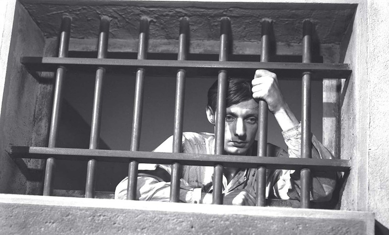 2º ->Um Condenado à Morte Escapou (1956) – O filme mostra a trajetória de um ativista francês capturado pelos nazistas econdenado à morte. Na prisão, ele planeja formas de escapar até que ganha um companheiro de cela e se arrisca para descobrir se o indivíduo pode ajudá-lo ou não 