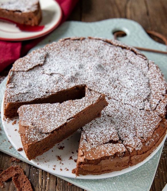 É uma sobremesa simples, mas sofisticada, muitas vezes servida com uma leve polvilhada de açúcar de confeiteiro ou acompanhada de chantilly para complementar o sabor profundo do chocolate.