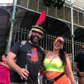 Casal Lopes Júnior e Camila Bernardini curtindo Carnaval no Mercado dos Pinhões