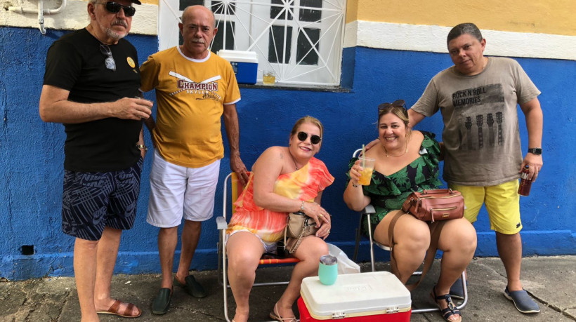 Com cadeirinhas de praia e cooler, amigas conseguiram se acomodar confortavelmente, consumindo bebidas próprias 