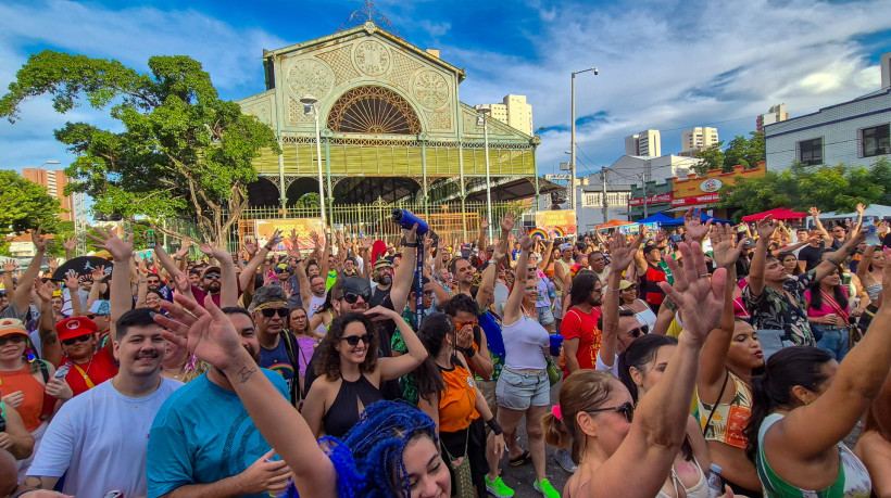 Carnaval 2025: Foli&otilde;es se divertem no Mercado dos Pinh&otilde;es 
