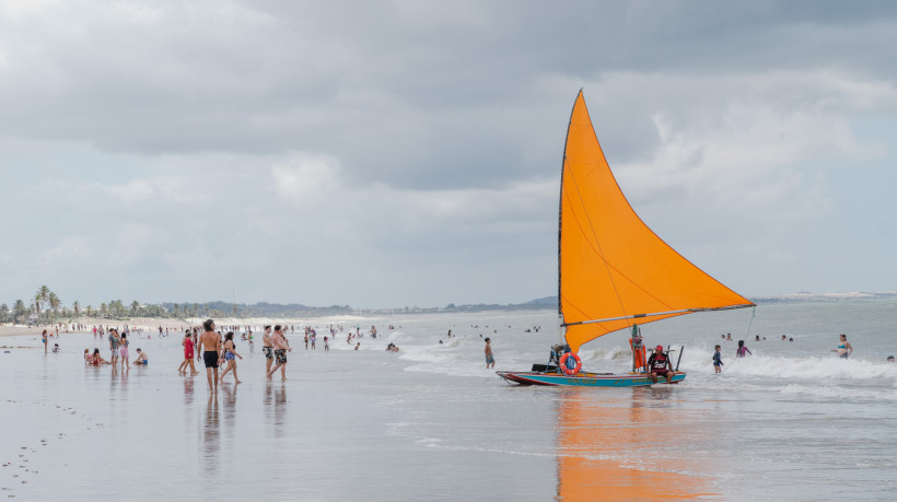Devido às chuvas recentes, Fortaleza apresenta apenas 9 trechos de praias próprias para banho