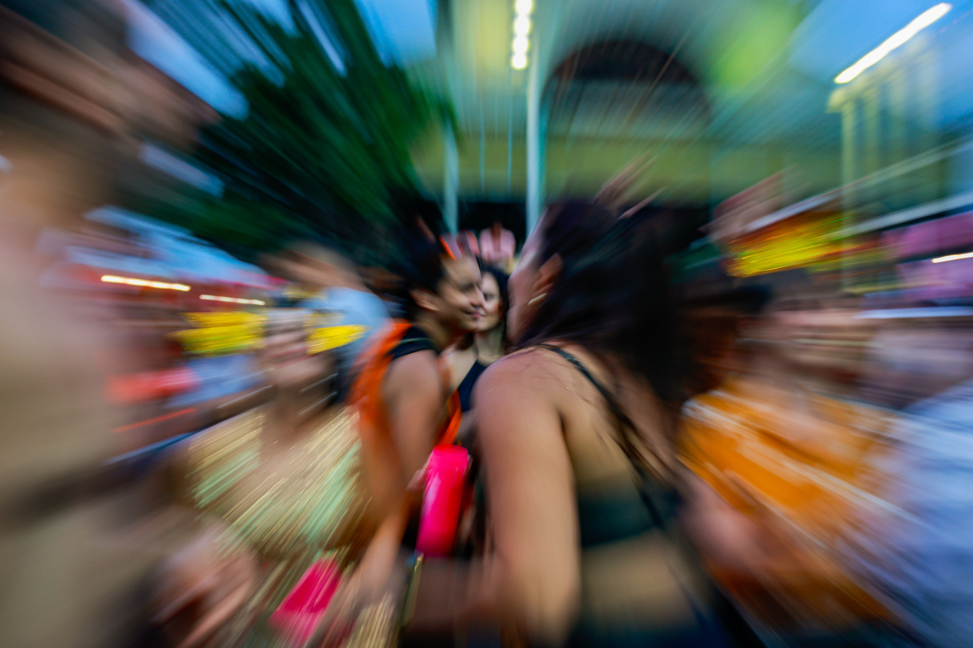 Chuva n&atilde;o dispersa alegria, mas pode inibir pared&otilde;es (Foto: FCO FONTENELE)