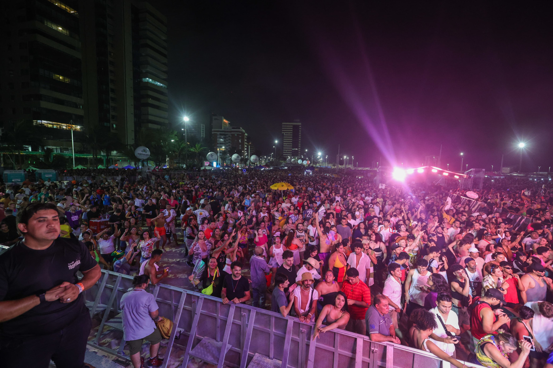 Em noite de forró, milhares de foliões se reuniram para prestigiar apresentações de artistas nesta segunda-feira de carnaval, 03, no Aterro da Praia de Iracema