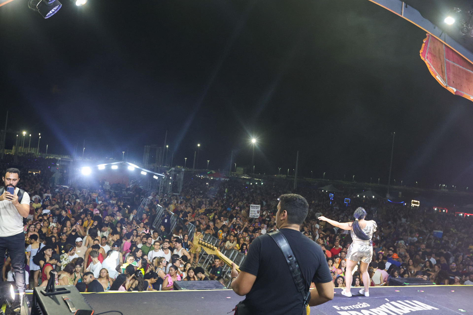 Milhares de foliões se reuniram para prestigiar apresentações de forró, no Aterro da Praia de Iracema, nesta segunda0feira, 03