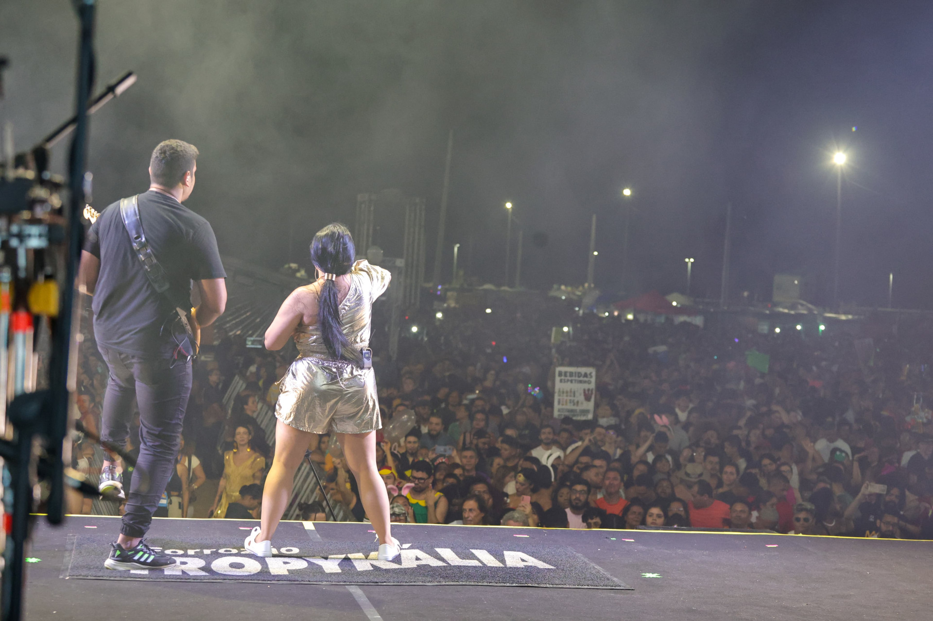 Em noite de forró, milhares de foliões se reuniram para prestigiar apresentações de artistas nesta segunda-feira de carnaval, 03, no Aterro da Praia de Iracema