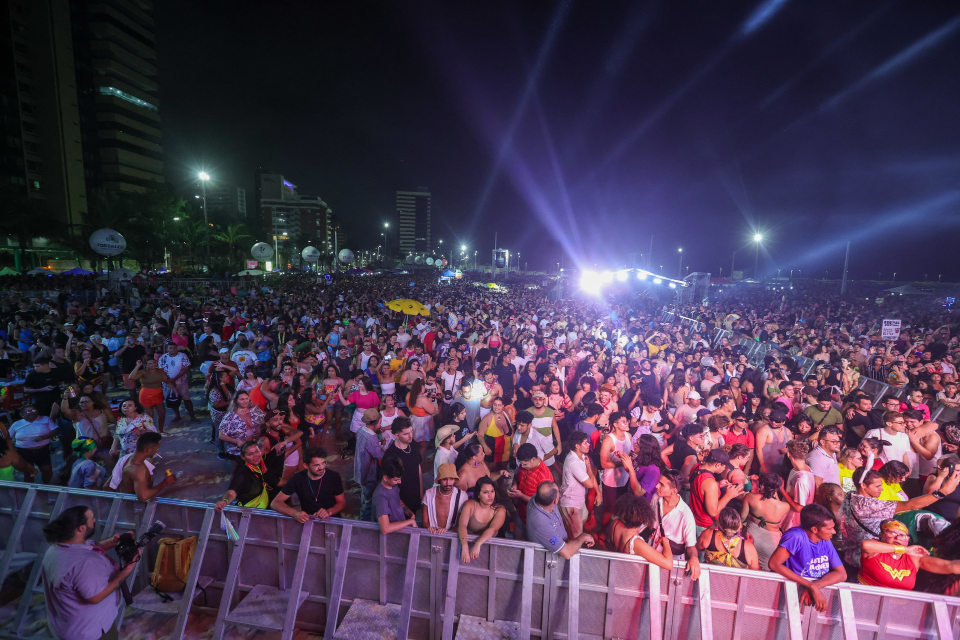Em noite de forró, milhares de foliões se reuniram para prestigiar apresentações de artistas nesta segunda-feira de carnaval, 03, no Aterro da Praia de Iracema