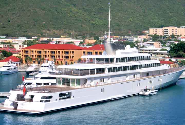 Propriedade do bilionário do entretenimento David Geffem, o iate Rising Sun tem 454 pés (138m), 82 quartos, academia, quadra de basquete, adega de vinhos, um cinema de dois andares, acomoda 16 convidados e 42 membros da tripulação.