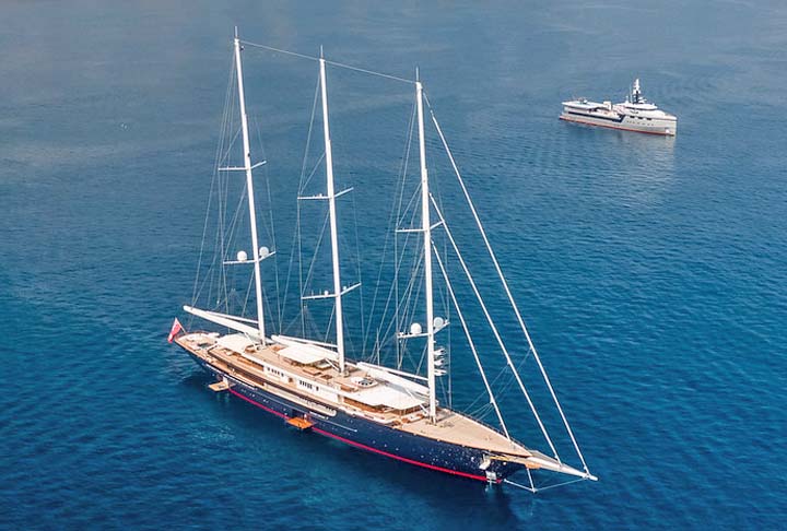 Propriedade do bilionário da Amazon, Jeff Bezos, o Koru tem 417 pés (127m), três mastros, uma piscina na plataforma de popa e pode acomodar 18 convidados e uma tripulação de 40 membros. 