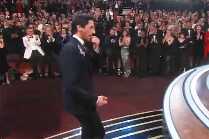 Já outro preferiu satirizar a cena: “Prendam Adrien Brody por atirar chiclete na esposa no Oscar”. 
