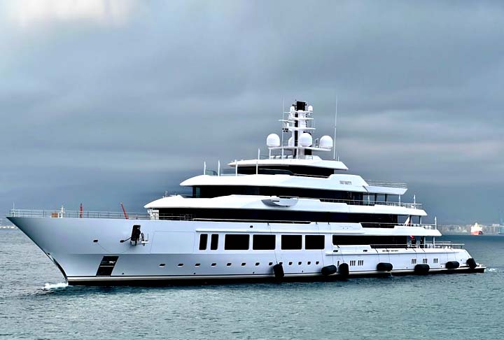 Propriedade do bilionário da Harbor Freight Tools, Eric Smidt, o Infinity tem 383 pés (116m).