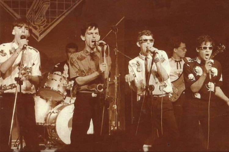 Os Titãs são uma das bandas mais importantes e influentes da música brasileira, formada em São Paulo em 1982.