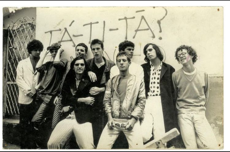 A formação dos Titãs passou por várias mudanças ao longo dos anos. A primeira foi composta por nove integrantes: Arnaldo Antunes, Branco Mello, Ciro Pessoa, Nando Reis, Paulo Miklos, Sérgio Britto, André Jung, Marcelo Former e Tony Bellotto.