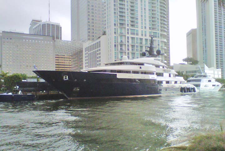 Propriedade do  premiado cineasta e bilionário Steven Spielberg, o Seven Seas tem 358 pés (109m).