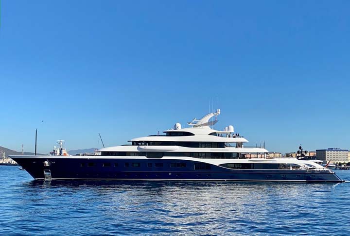 O Symphony, de 331 pés (101m), pertence ao bilionário Bernard Arnault, da LVMH Moët Hennessy - Louis Vuitton.