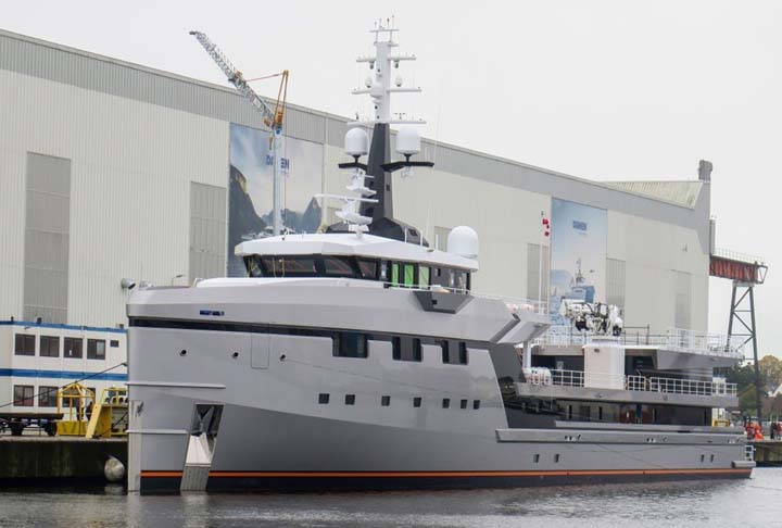 O Abeona, de 246 pés (75m), é um navio de Jeff Bezos que serve para transportar todos os brinquedos e botes do iate principal e possui um grande hangar de helicóptero. 