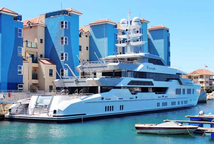 John Henry, dono do time de baseball norte-americano Boston Red Sox, é proprietário do Elysian, que tem 253 pés (77m).