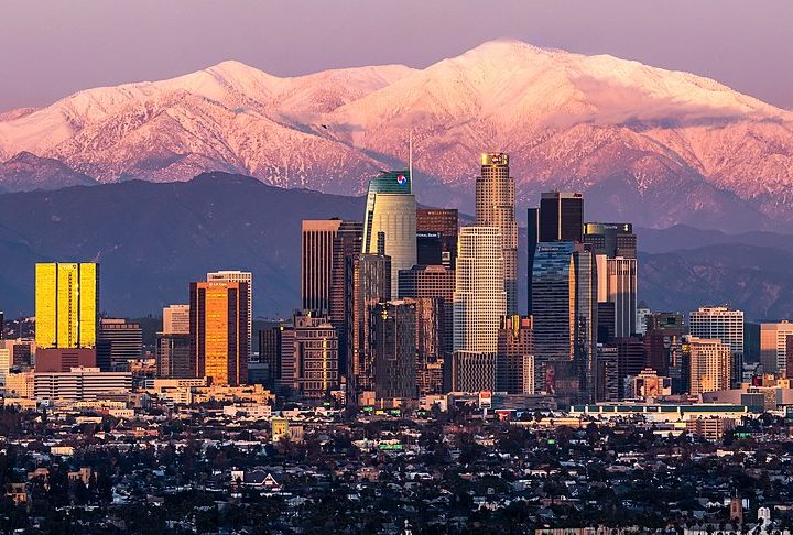 Matthew Perry, então, decidiu seguir a carreira artística. E mudou-se para Los Angeles, onde seu pai vivia e onde poderia ter mais oportunidades. 