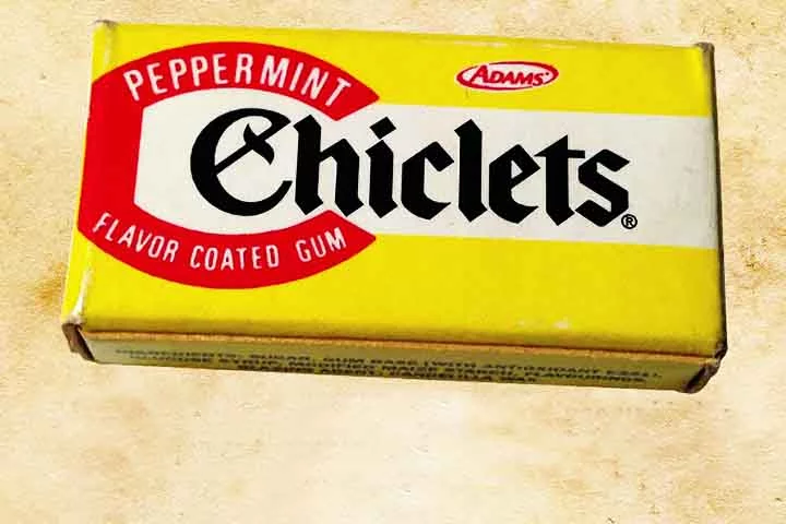 Açúcar, xarope de glicose e a goma-base são misturados em uma máquina chamada amassadora, que os transforma em uma massa. Na etapa final, há a aplicação de corante para em seguida embalar o produto.

