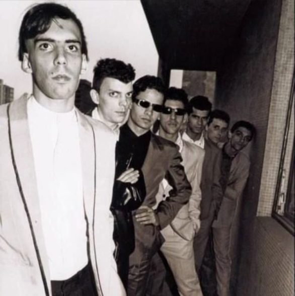 A banda surgiu no cenário do rock nacional com uma proposta inovadora, misturando rock, punk, new wave e elementos da música pop.