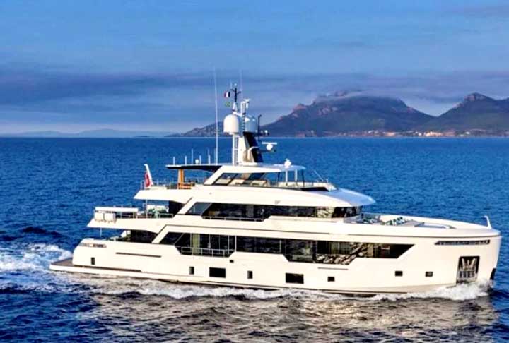 Os iates de luxo na área enviam seus convidados por botes para inúmeras festas exclusivas na região. E, claro, os bilionários também fazem suas próprias celebrações privadas a bordo de suas embarcações..