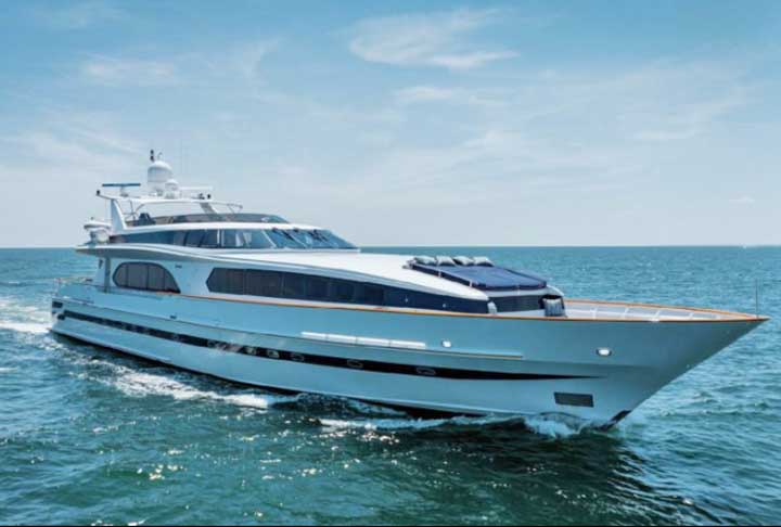 Além de grandes e luxuosas festas, muitos encontros de bilionários são para beneficiar diversas instituições de caridade dedicadas à proteção de crianças, biodiversidade e águas do Caribe através de leilões. 