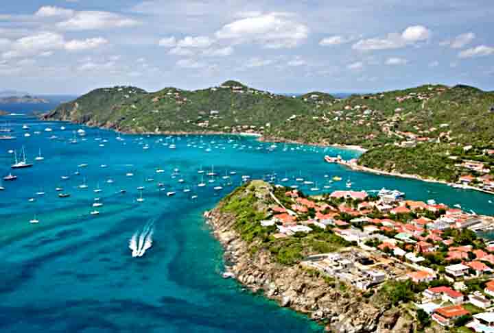 Bilionários geralente têm o prazer de ostentar embarcações luxuosas pelo mundo. As temporadas de férias, principalmente, são marcadas pela presença de iates top de linha em regiões turísticas. Como, por exemplo, o porto de Gustavia, em St. Barths, no Caribe.