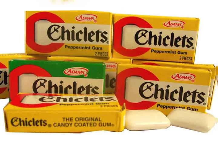 Açúcar, xarope de glicose e a goma-base são misturados em uma máquina chamada amassadora, que os transforma em uma massa. Em seguida, outra máquina dá forma ao produto, que será cortado e deixado em baixíssima temperatura para ganhar consistência. 

