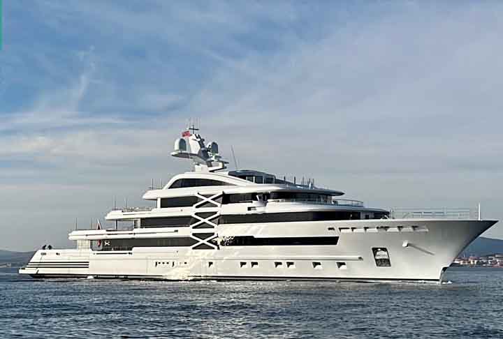 Veja alguns iates que sempre chamam atenção por aquelas bandas... 