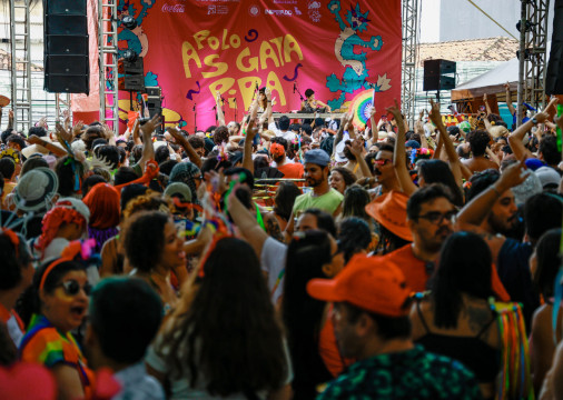 Na foto, foliões se divertem na Praça dos Leões no Carnaval 2025