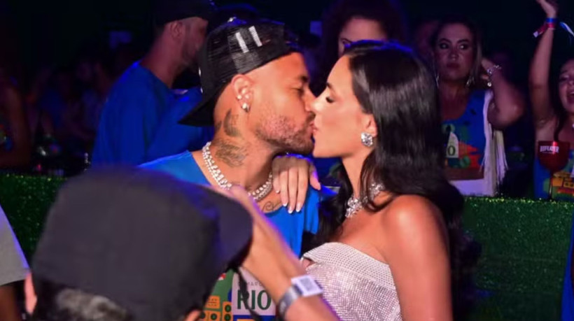 Neymar e Bruna Biancardi são flagrados trocando beijos em camarote na Sapucaí
