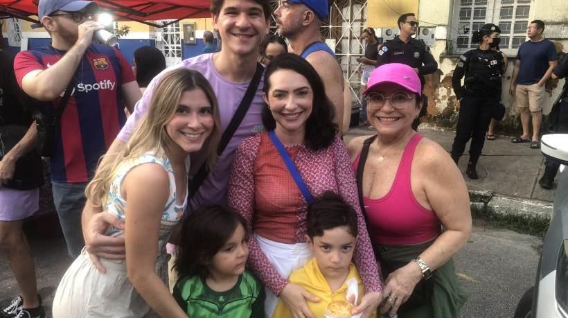 Camila Mota aproveitou a folga do trabalho para curtir com a família reunida 