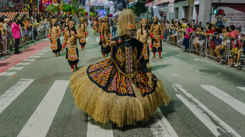 Segundo dia de desfiles das agremia&ccedil;&otilde;es de maracatu, na avenida Domingos Ol&iacute;mpio, no Carnaval 2025. Na foto, o Maracatu Az de Ouro 
