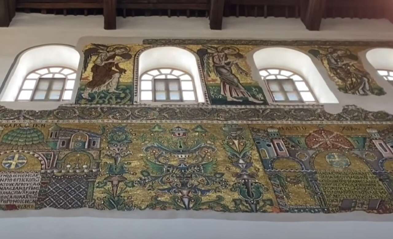 A Igreja da Natividade, construída sobre o local de nascimento de Jesus, é um destino de peregrinação para milhões de pessoas a cada ano, atraindo não apenas cristãos, mas também muçulmanos.